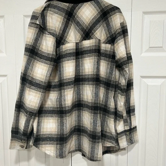 Women’s Shacket - Picture 2 of 4